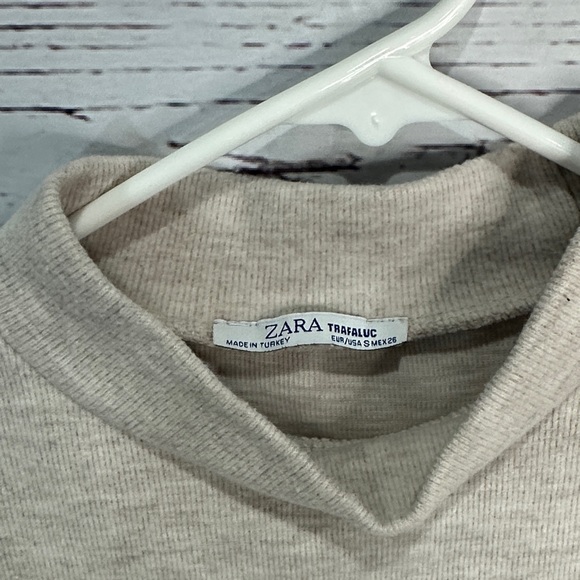 Zara Light Gray Mock Neck Crop Top - Picture 2 of 4